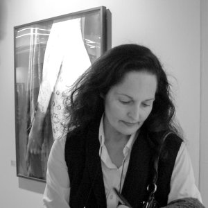 Isabel Muñoz firmando libros