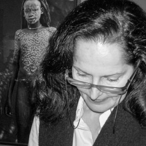 Isabel Muñoz firmando libros